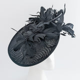 Cappello fascinator disco piatto grande in piuma grigia Cappello fascinator disco piatto grande in piuma grigia