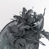 Cappello fascinator disco piatto grande in piuma grigia Cappello fascinator disco piatto grande in piuma grigia