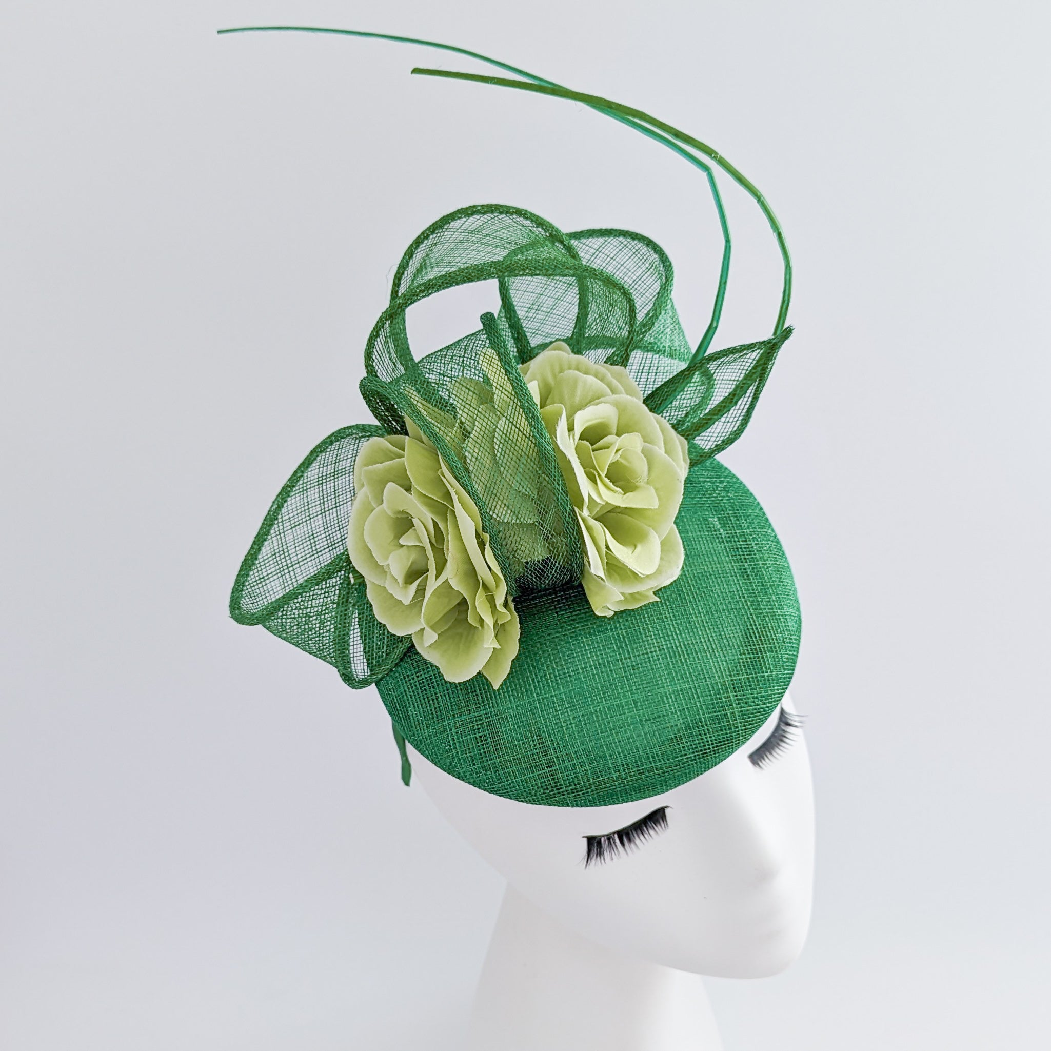 Cappello fascinator in raso di pizzo con piume blu navy Cappello fascinator in raso di pizzo con piume blu navy