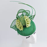 Cappello fascinator in raso di pizzo con piume blu navy Cappello fascinator in raso di pizzo con piume blu navy