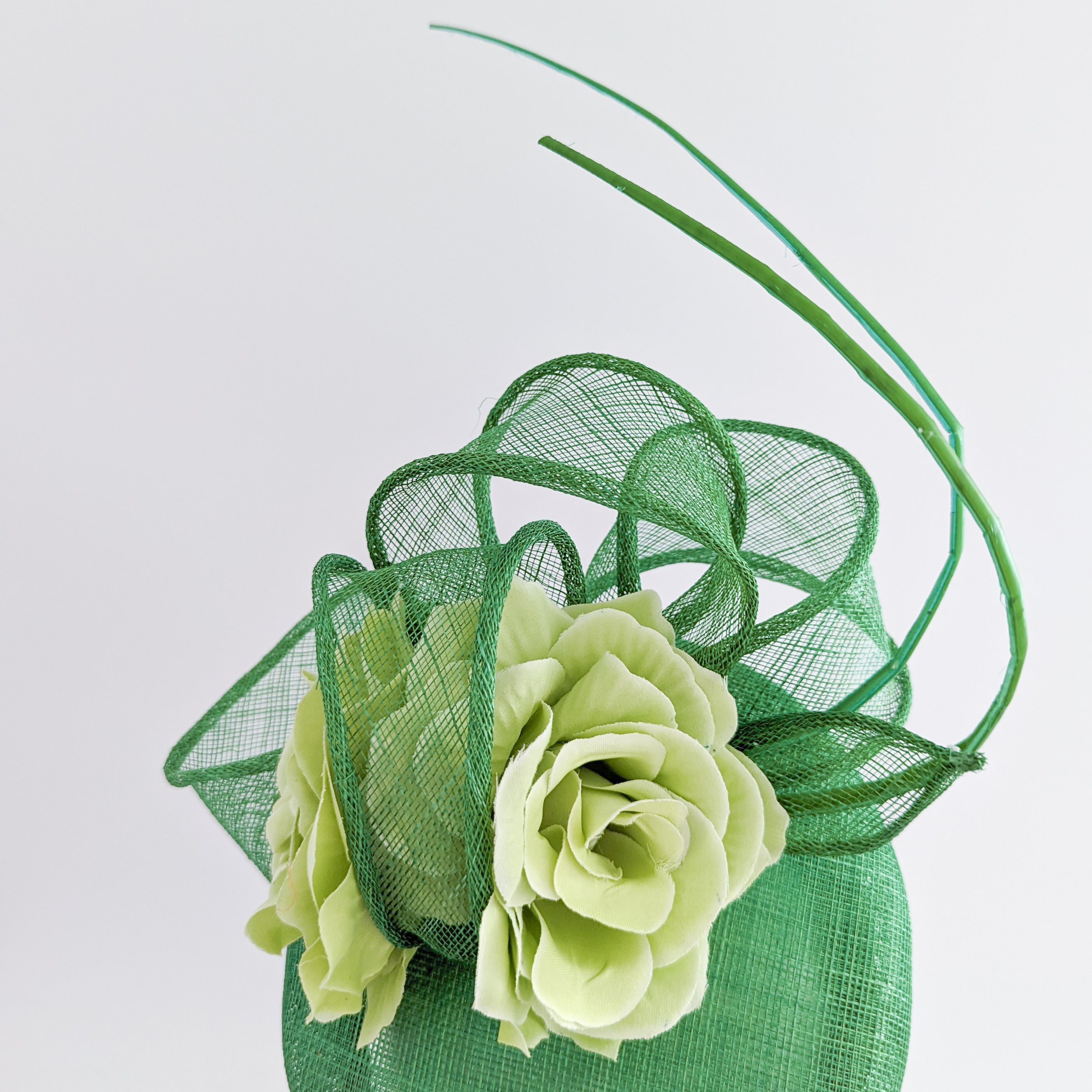 Cappello fascinator in raso di pizzo con piume blu navy Cappello fascinator in raso di pizzo con piume blu navy