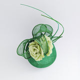 Cappello fascinator in raso di pizzo con piume blu navy Cappello fascinator in raso di pizzo con piume blu navy