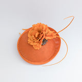 Cappello fascinator disco piattino con piume di fiori rosa cipria Cappello fascinator disco piattino con piume di fiori rosa cipria