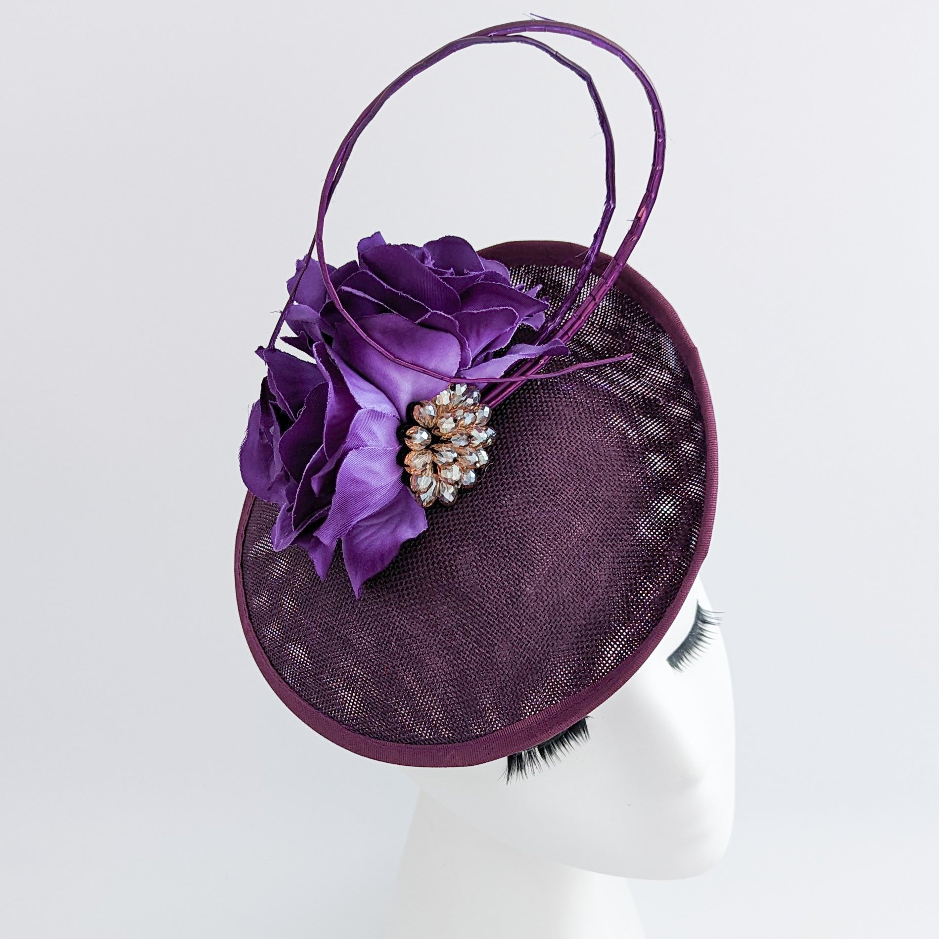 Cappello fascinator disco piattino con piume di fiori rosa cipria Cappello fascinator disco piattino con piume di fiori rosa cipria