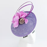 Cappello fascinator disco piattino con piume di fiori rosa cipria Cappello fascinator disco piattino con piume di fiori rosa cipria