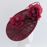 Cappello bianco con fascinator a disco con piattino a fiori grandi Cappello bianco con fascinator a disco con piattino a fiori grandi