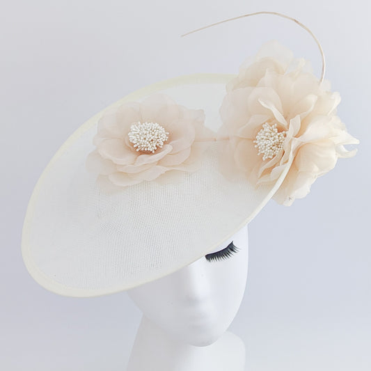 Cappello bianco con fascinator a disco con piattino a fiori grandi