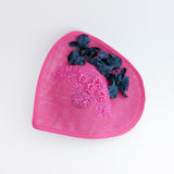 Cappello fucsia a forma di fiore grande a goccia Cappello fucsia a forma di fiore grande a goccia