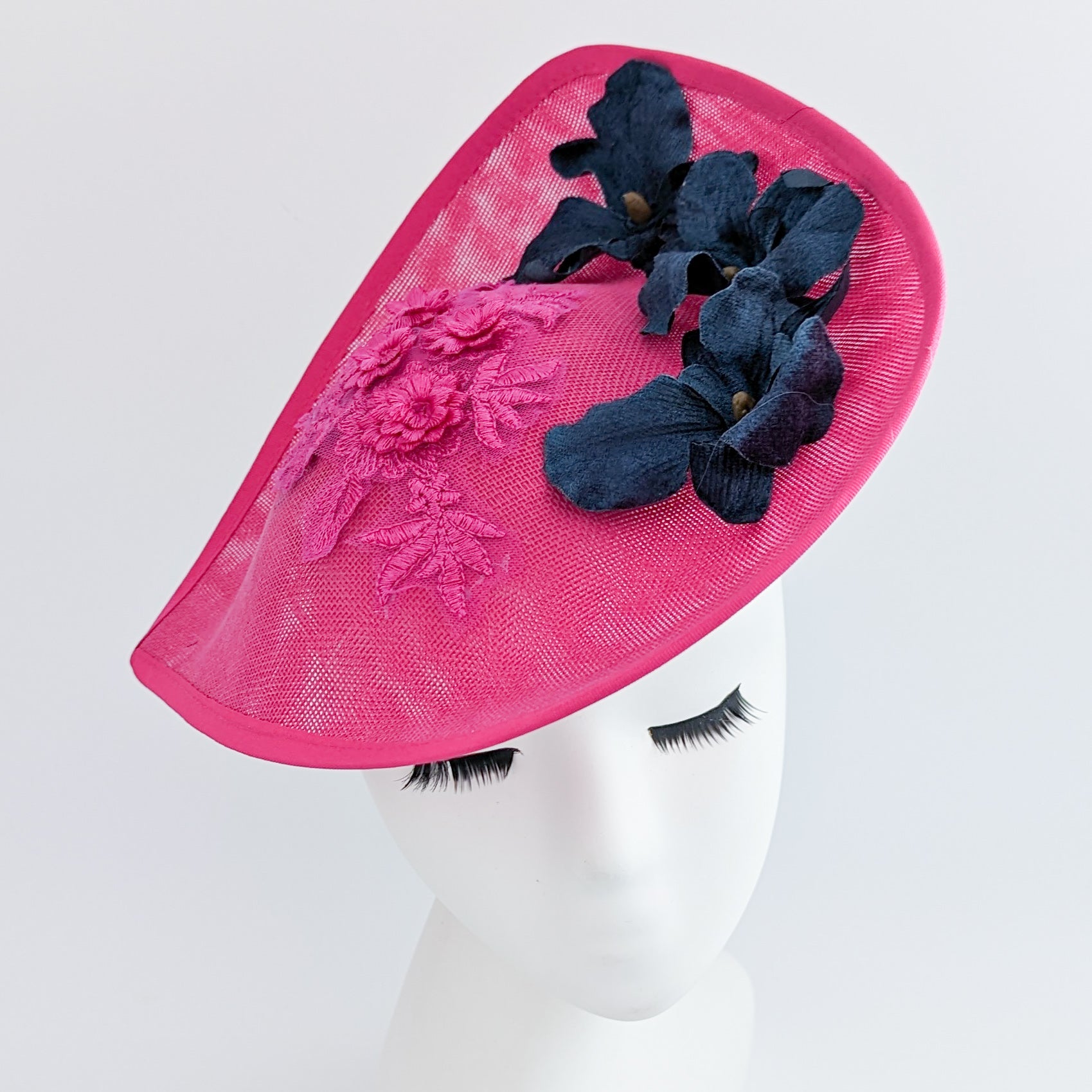 Cappello fucsia a forma di fiore grande a goccia Cappello fucsia a forma di fiore grande a goccia