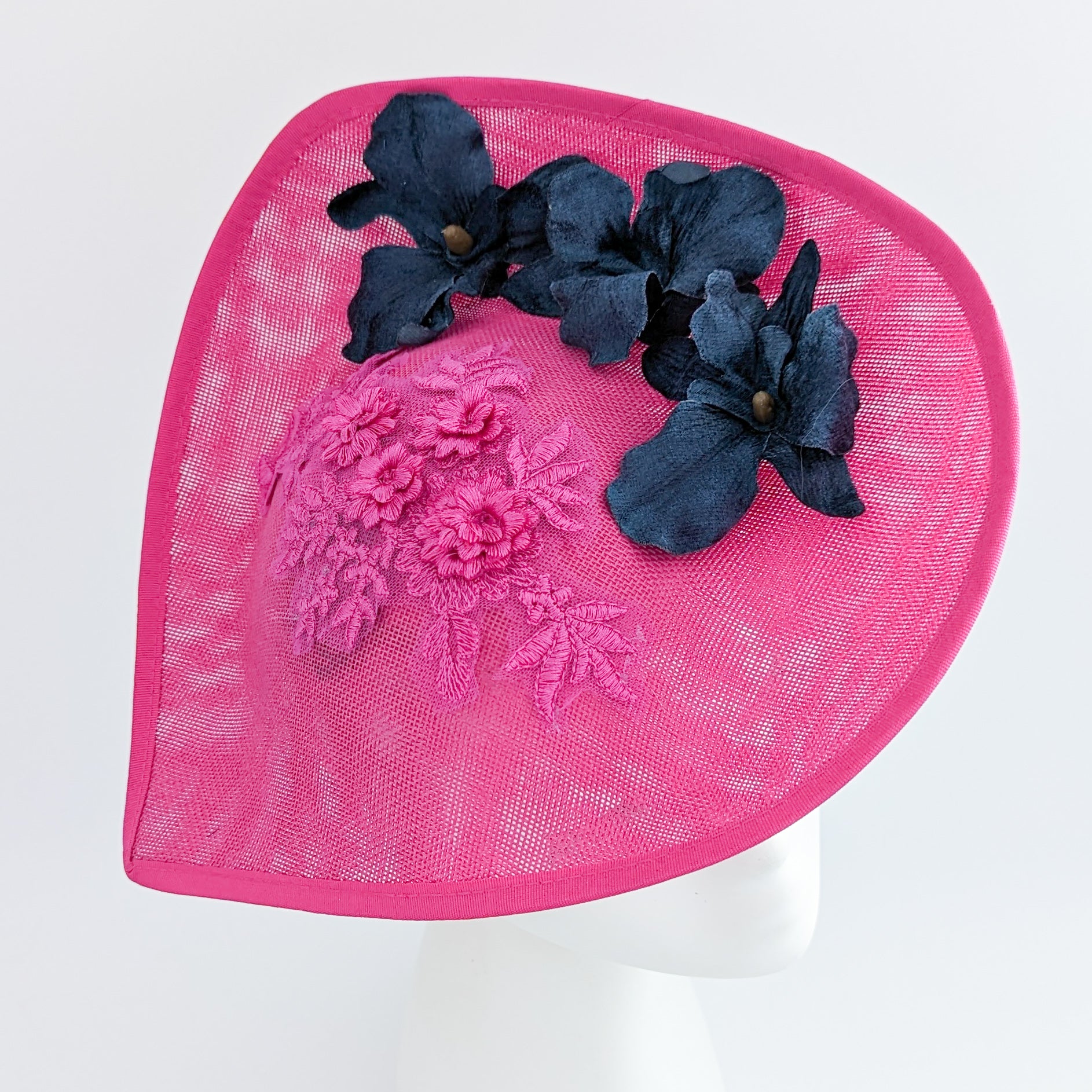 Cappello fucsia a forma di fiore grande a goccia Cappello fucsia a forma di fiore grande a goccia