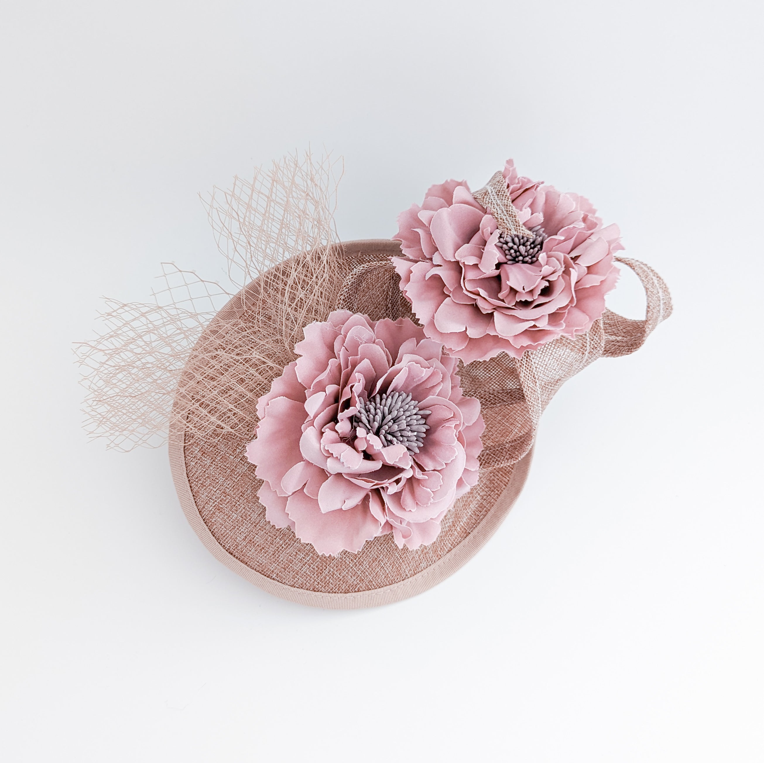 Cappello con piattino a forma di fiore rosa cipria Cappello con piattino a forma di fiore rosa cipria