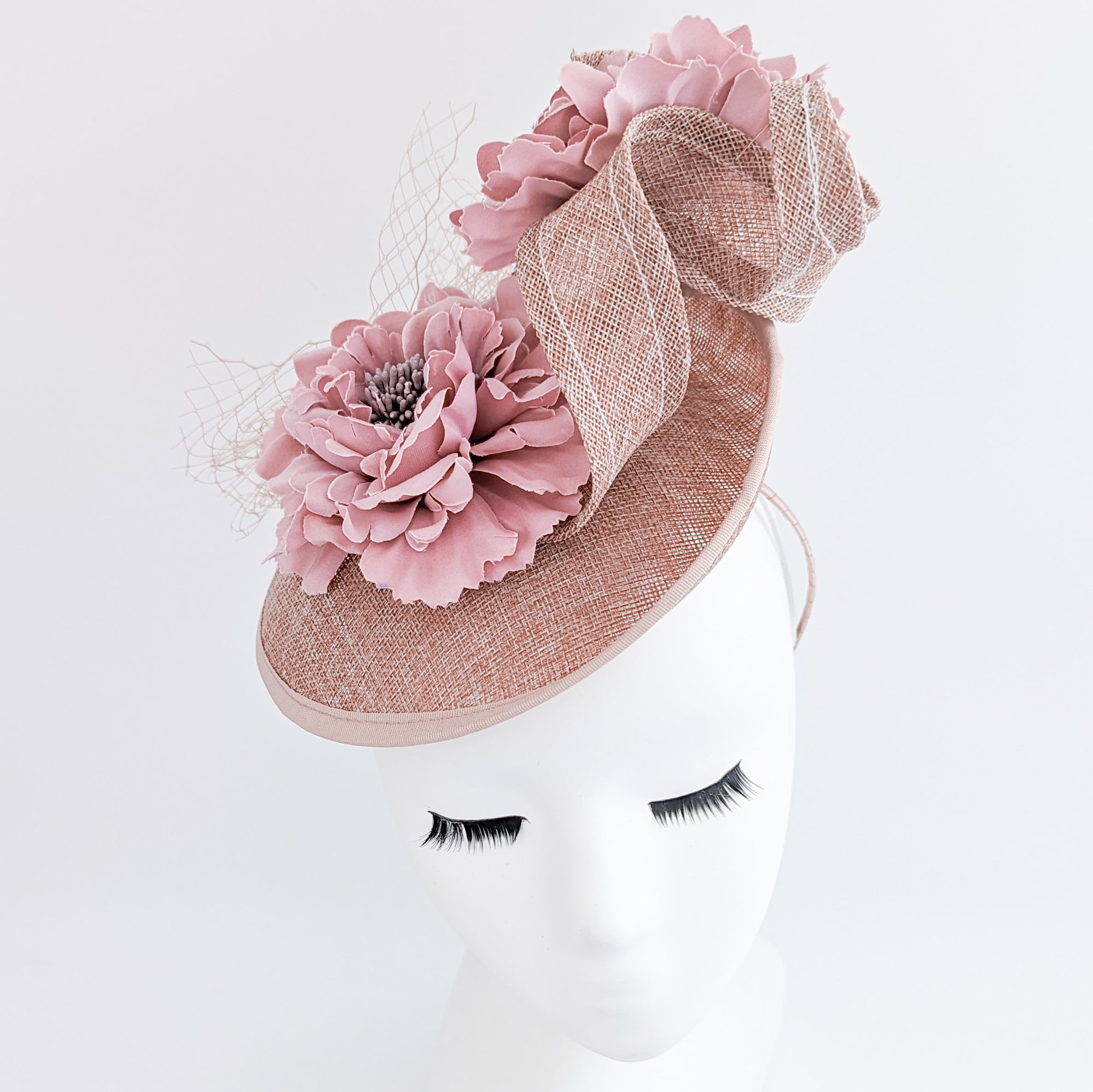 Cappello con piattino a forma di fiore rosa cipria Cappello con piattino a forma di fiore rosa cipria