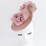 Cappello con piattino a forma di fiore rosa cipria Cappello con piattino a forma di fiore rosa cipria