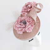 Cappello con piattino a forma di fiore rosa cipria Cappello con piattino a forma di fiore rosa cipria