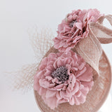 Cappello con piattino a forma di fiore rosa cipria Cappello con piattino a forma di fiore rosa cipria