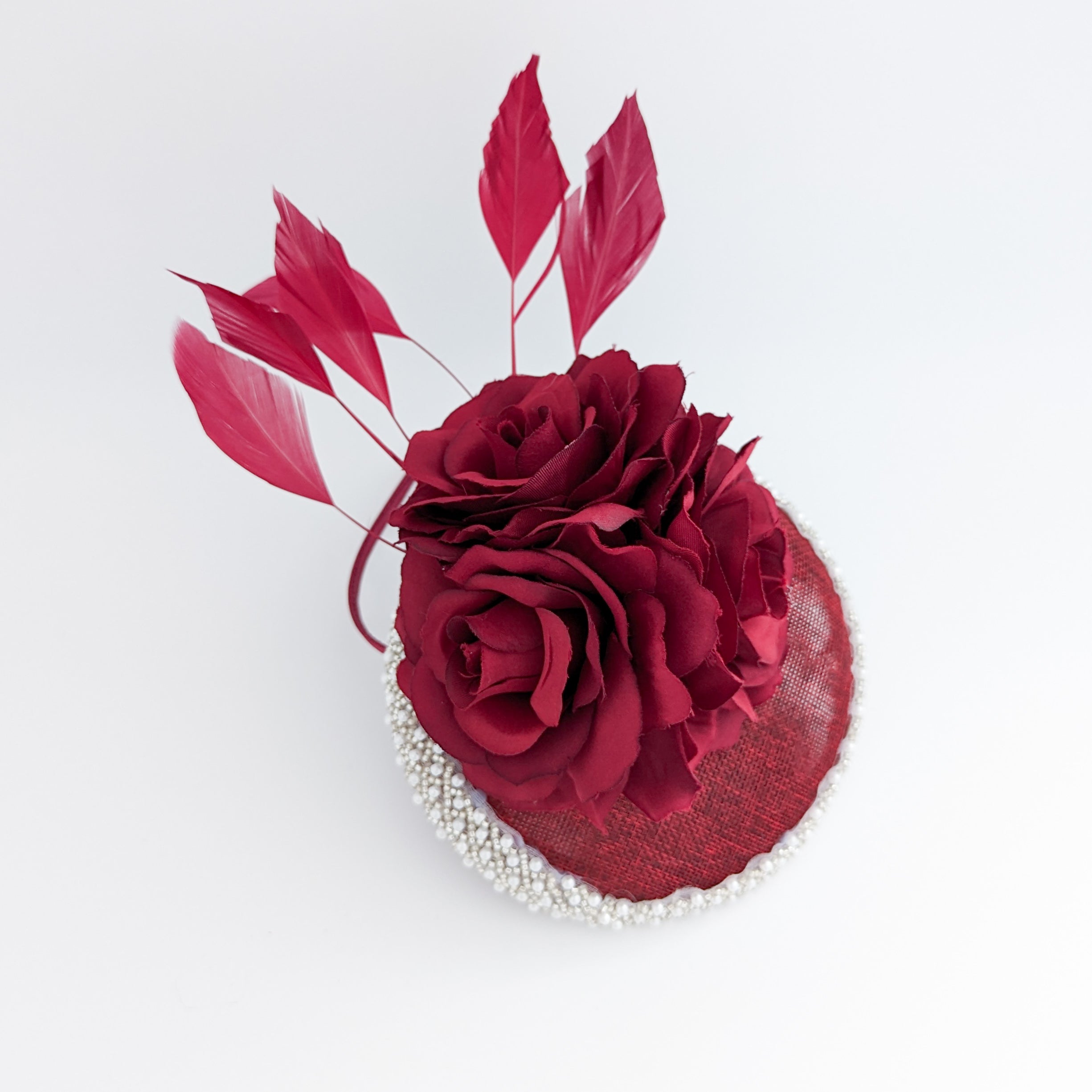 Cappello fascinator in raso di pizzo con piume blu navy Cappello fascinator in raso di pizzo con piume blu navy