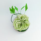 Cappello fascinator in raso di pizzo con piume blu navy Cappello fascinator in raso di pizzo con piume blu navy