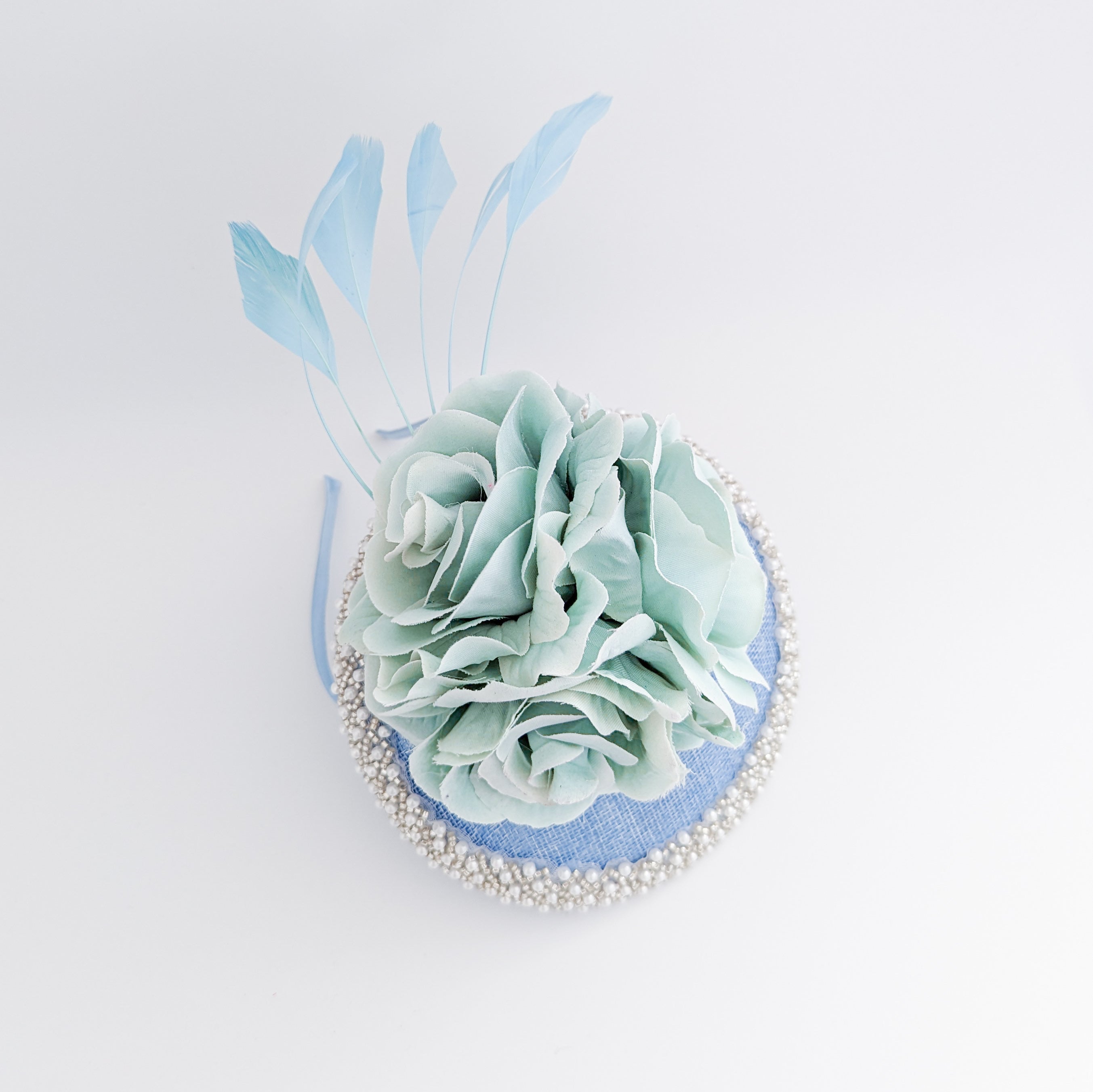 Cappello fascinator in raso di pizzo con piume blu navy Cappello fascinator in raso di pizzo con piume blu navy