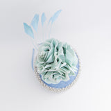 Cappello fascinator in raso di pizzo con piume blu navy Cappello fascinator in raso di pizzo con piume blu navy