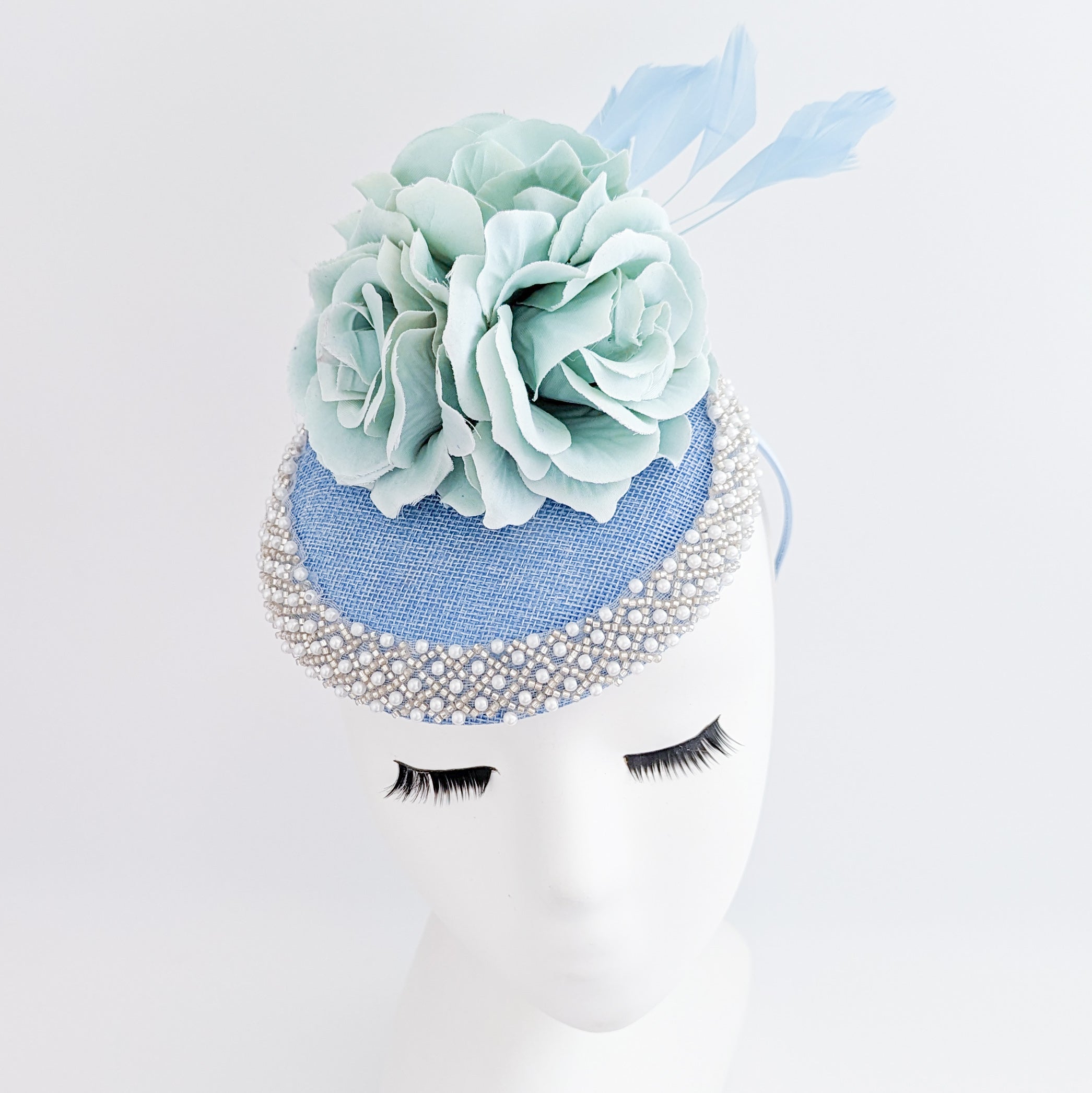 Cappello fascinator in raso di pizzo con piume blu navy Cappello fascinator in raso di pizzo con piume blu navy