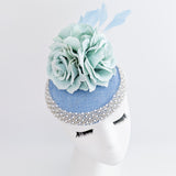 Cappello fascinator in raso di pizzo con piume blu navy Cappello fascinator in raso di pizzo con piume blu navy