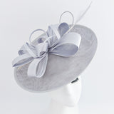 Cappello fascinator disco piatto grande in piuma grigia Cappello fascinator disco piatto grande in piuma grigia