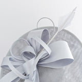 Cappello fascinator disco piatto grande in piuma grigia Cappello fascinator disco piatto grande in piuma grigia
