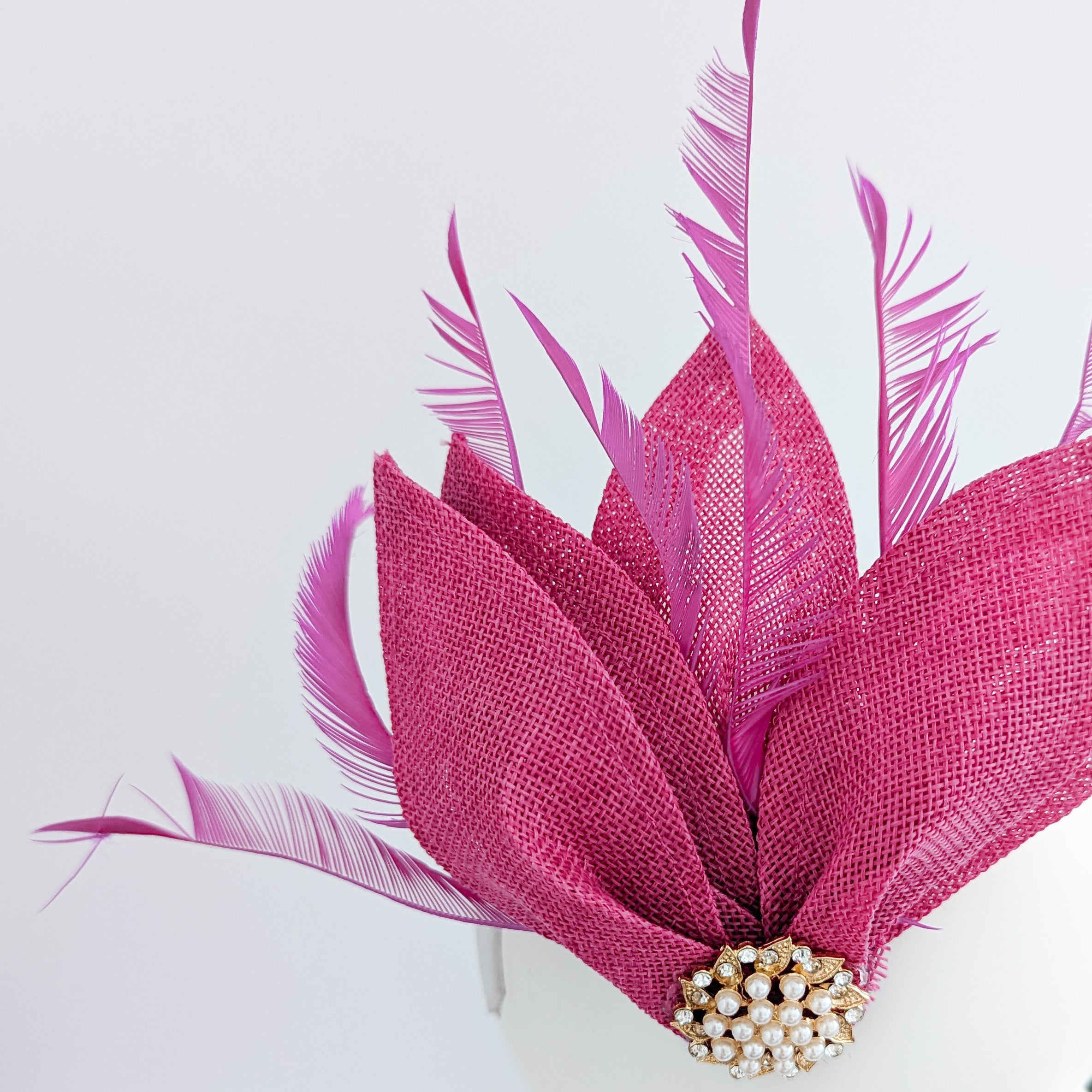Cappello fascinator a ventaglio di petali di piume rosa cipria Cappello fascinator a ventaglio di petali di piume rosa cipria