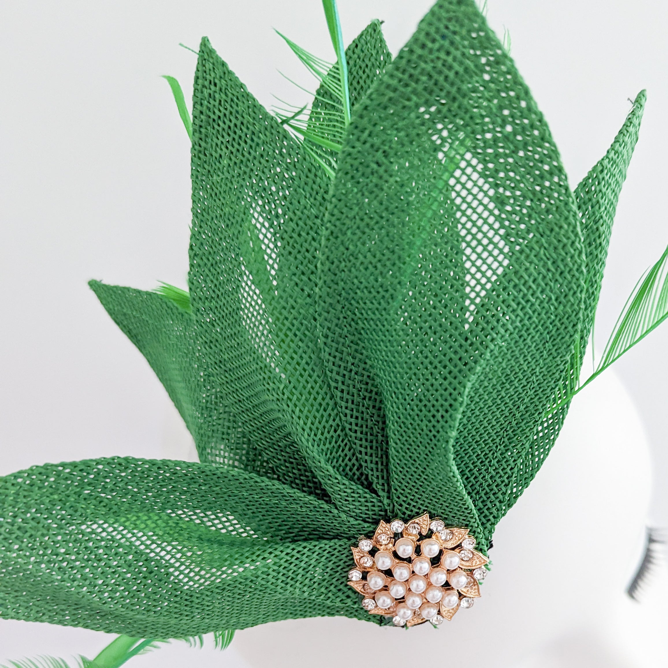 Cappello fascinator a ventaglio di petali di piume rosa cipria Cappello fascinator a ventaglio di petali di piume rosa cipria