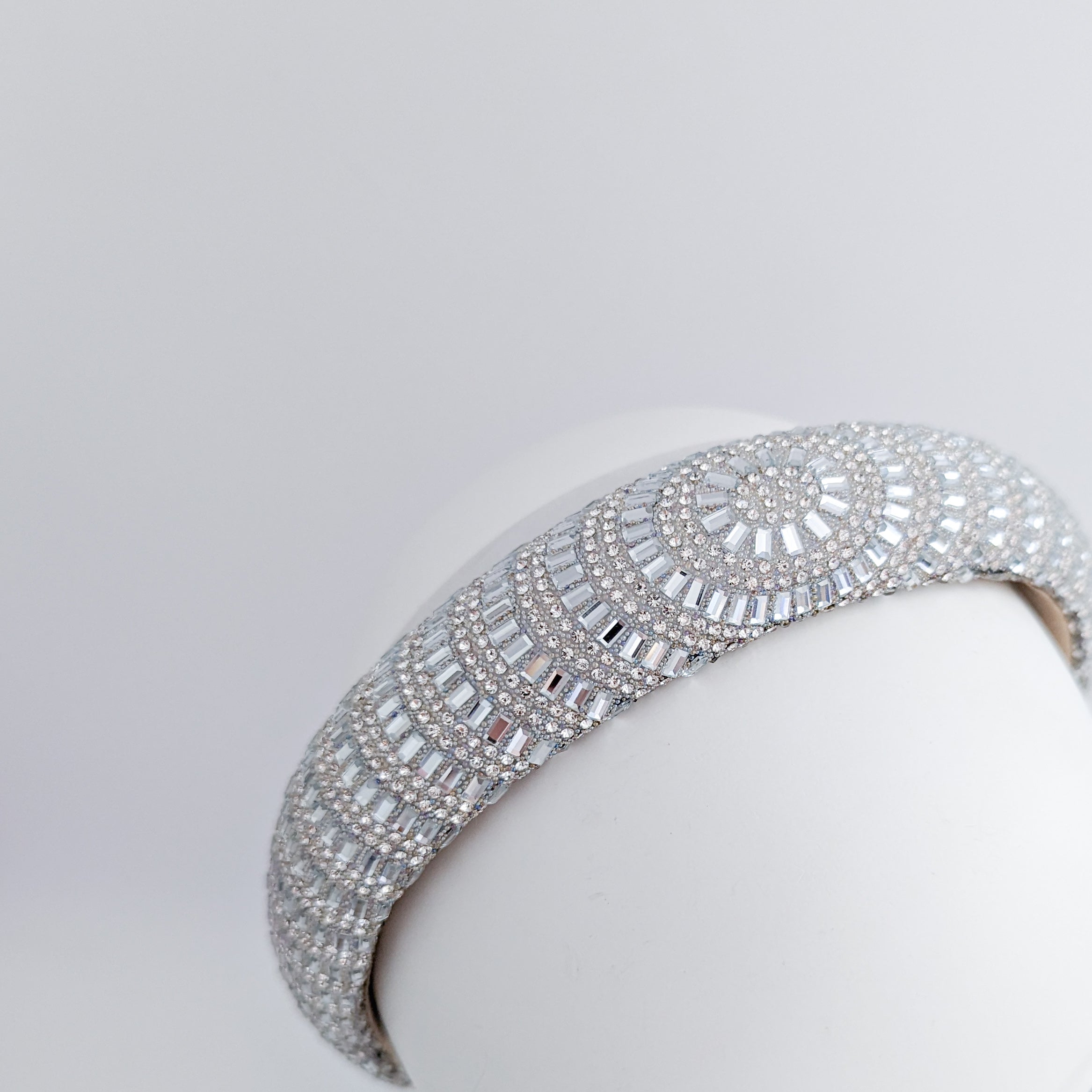 Cappello fascinator di piume di cristallo blu fiordaliso Cappello fascinator di piume di cristallo blu fiordaliso