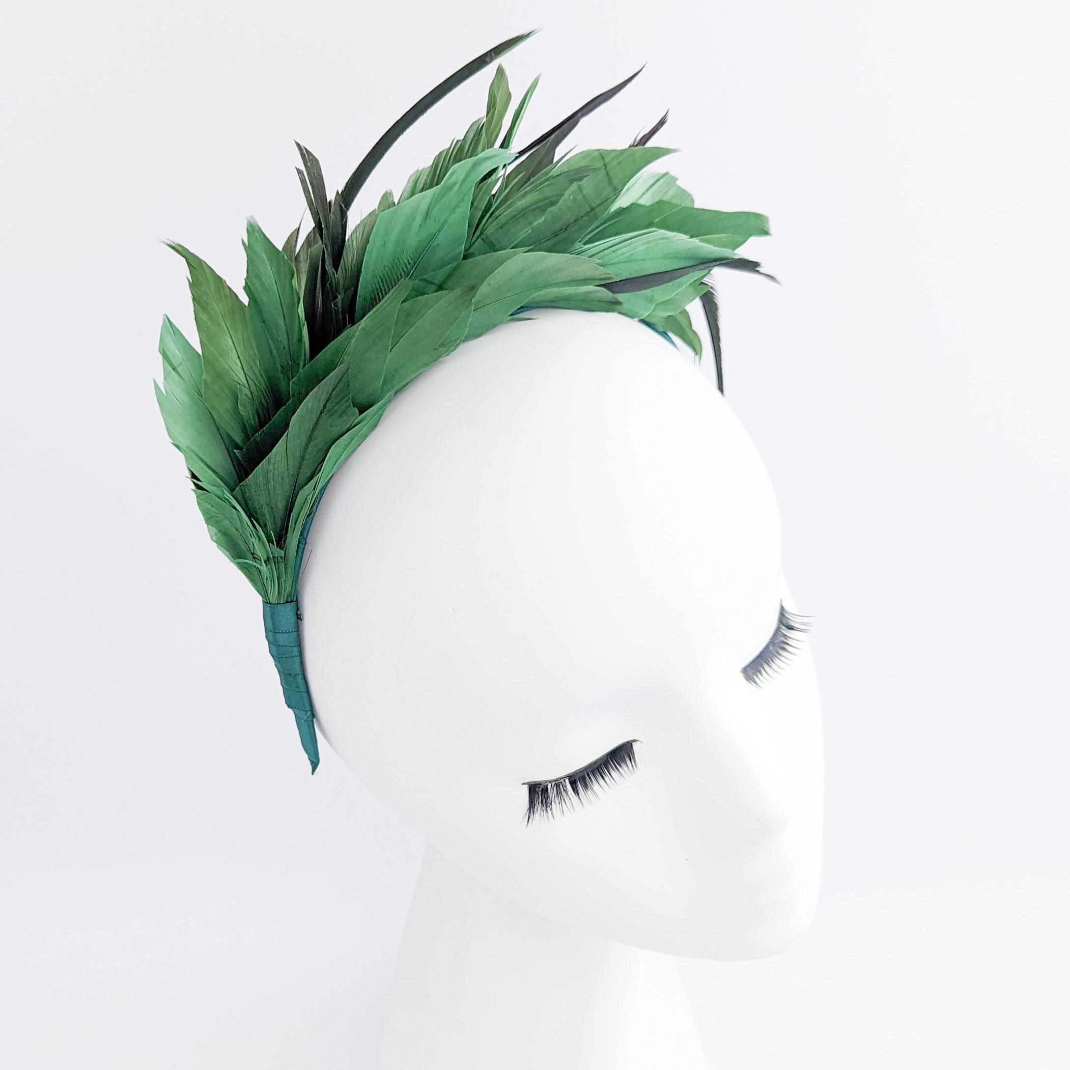 Cappello fascinator di piume di cristallo blu fiordaliso Cappello fascinator di piume di cristallo blu fiordaliso