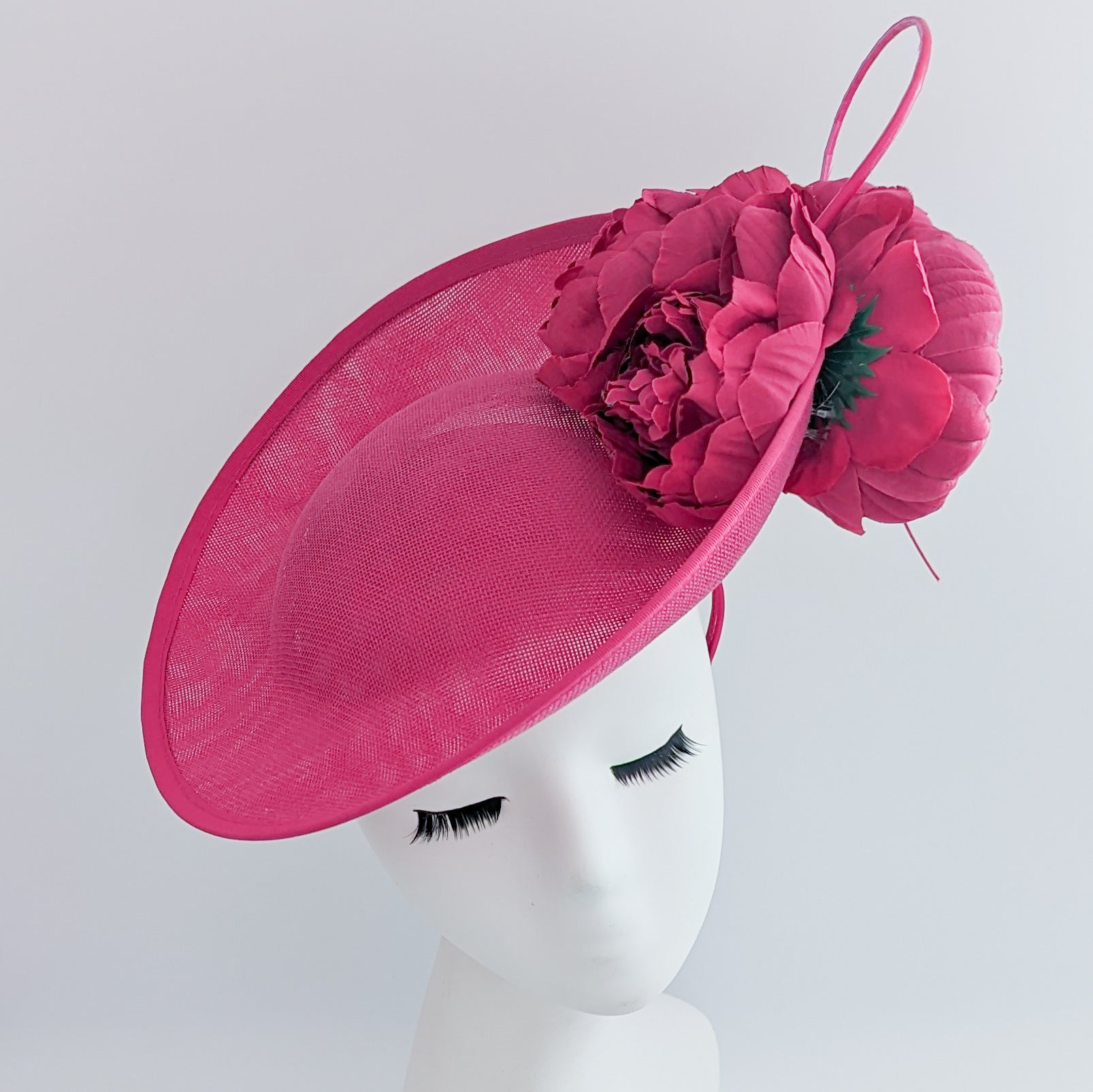 Cappello bianco con fascinator a disco con piattino a fiori grandi Cappello bianco con fascinator a disco con piattino a fiori grandi