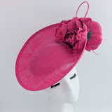 Cappello bianco con fascinator a disco con piattino a fiori grandi Cappello bianco con fascinator a disco con piattino a fiori grandi