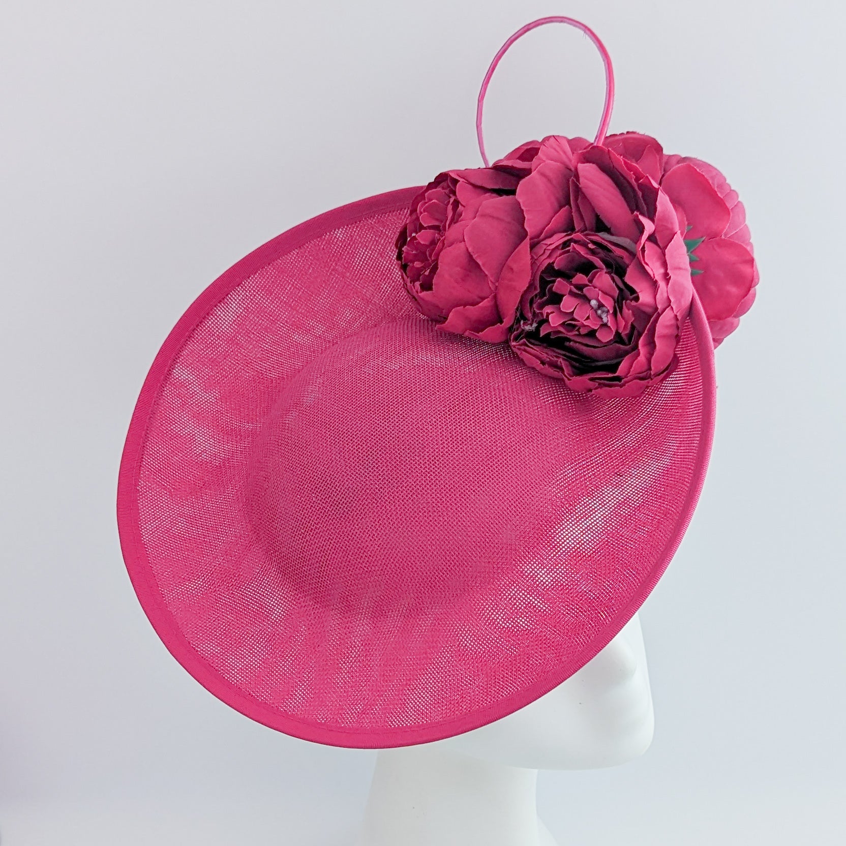 Cappello bianco con fascinator a disco con piattino a fiori grandi Cappello bianco con fascinator a disco con piattino a fiori grandi