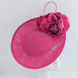 Cappello bianco con fascinator a disco con piattino a fiori grandi Cappello bianco con fascinator a disco con piattino a fiori grandi