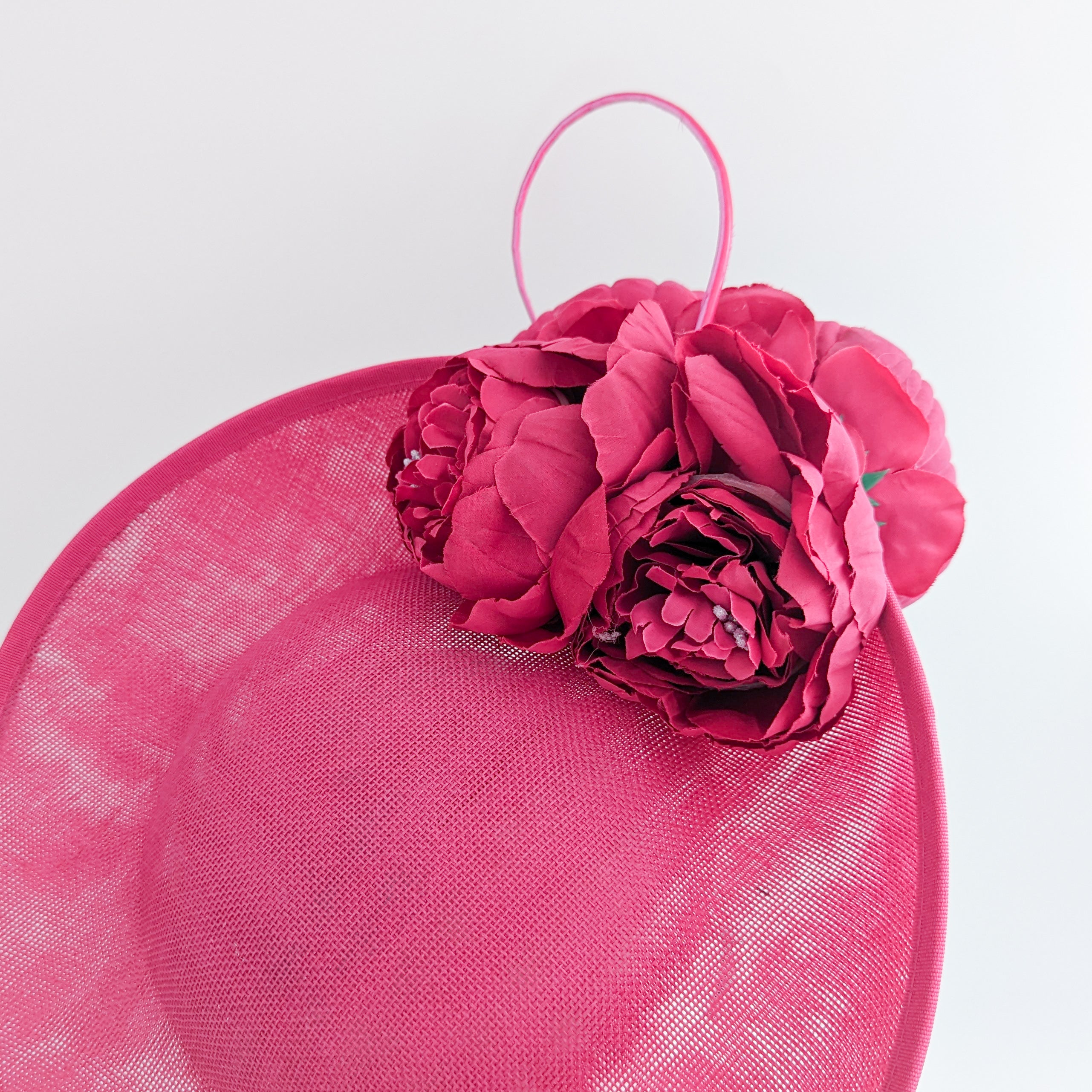 Cappello bianco con fascinator a disco con piattino a fiori grandi Cappello bianco con fascinator a disco con piattino a fiori grandi