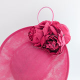 Cappello bianco con fascinator a disco con piattino a fiori grandi Cappello bianco con fascinator a disco con piattino a fiori grandi