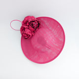 Cappello bianco con fascinator a disco con piattino a fiori grandi Cappello bianco con fascinator a disco con piattino a fiori grandi