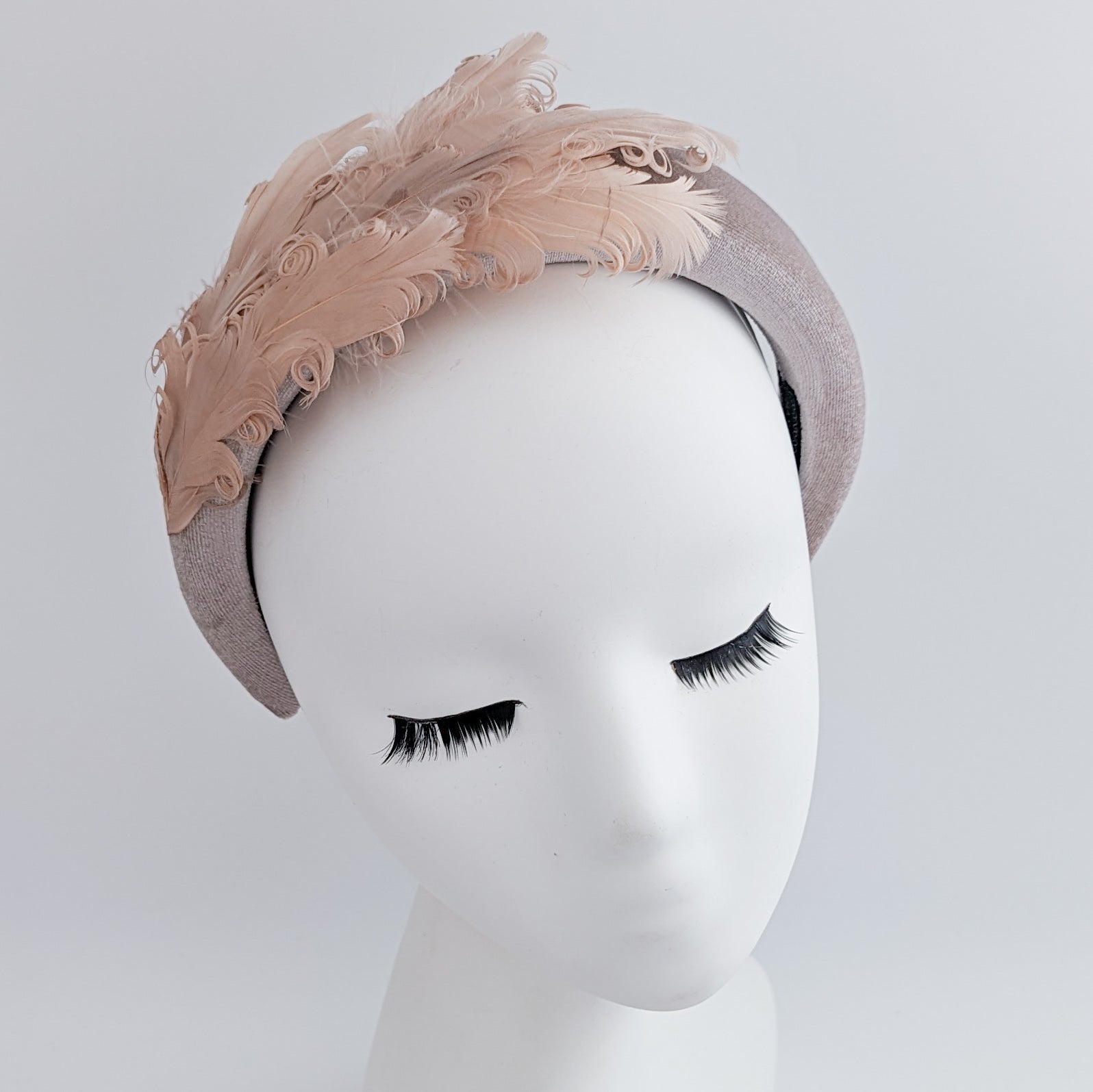 Cappello fascinator di piume di cristallo blu fiordaliso Cappello fascinator di piume di cristallo blu fiordaliso