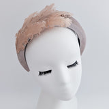 Cappello fascinator di piume di cristallo blu fiordaliso Cappello fascinator di piume di cristallo blu fiordaliso