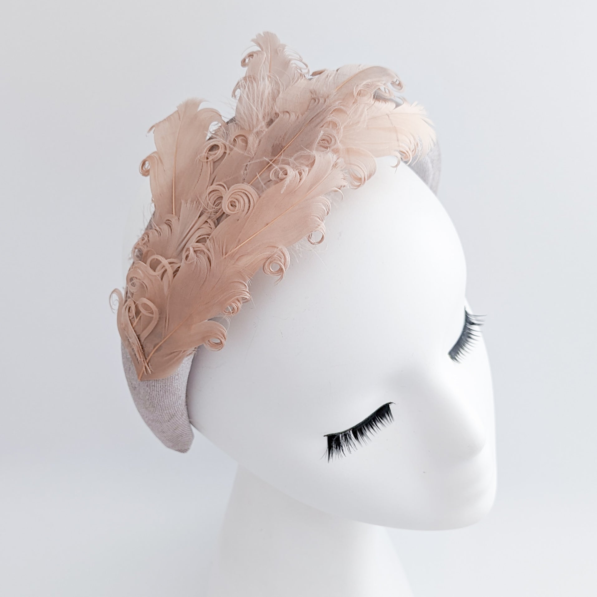 Cappello fascinator di piume di cristallo blu fiordaliso Cappello fascinator di piume di cristallo blu fiordaliso