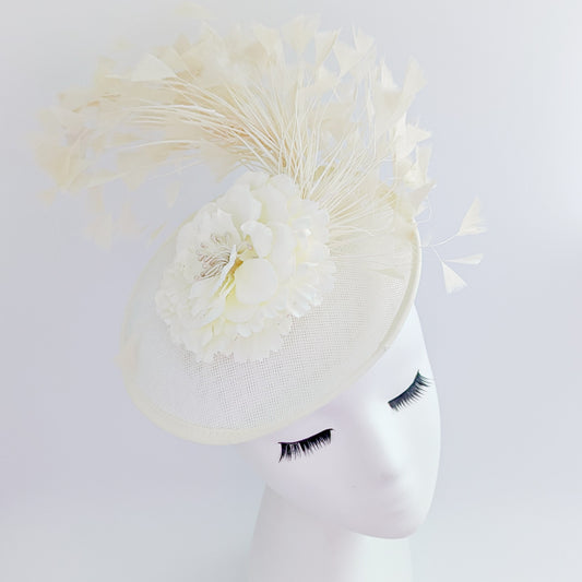Cappello fascinator con piattino con disco di piume di fiori color crema