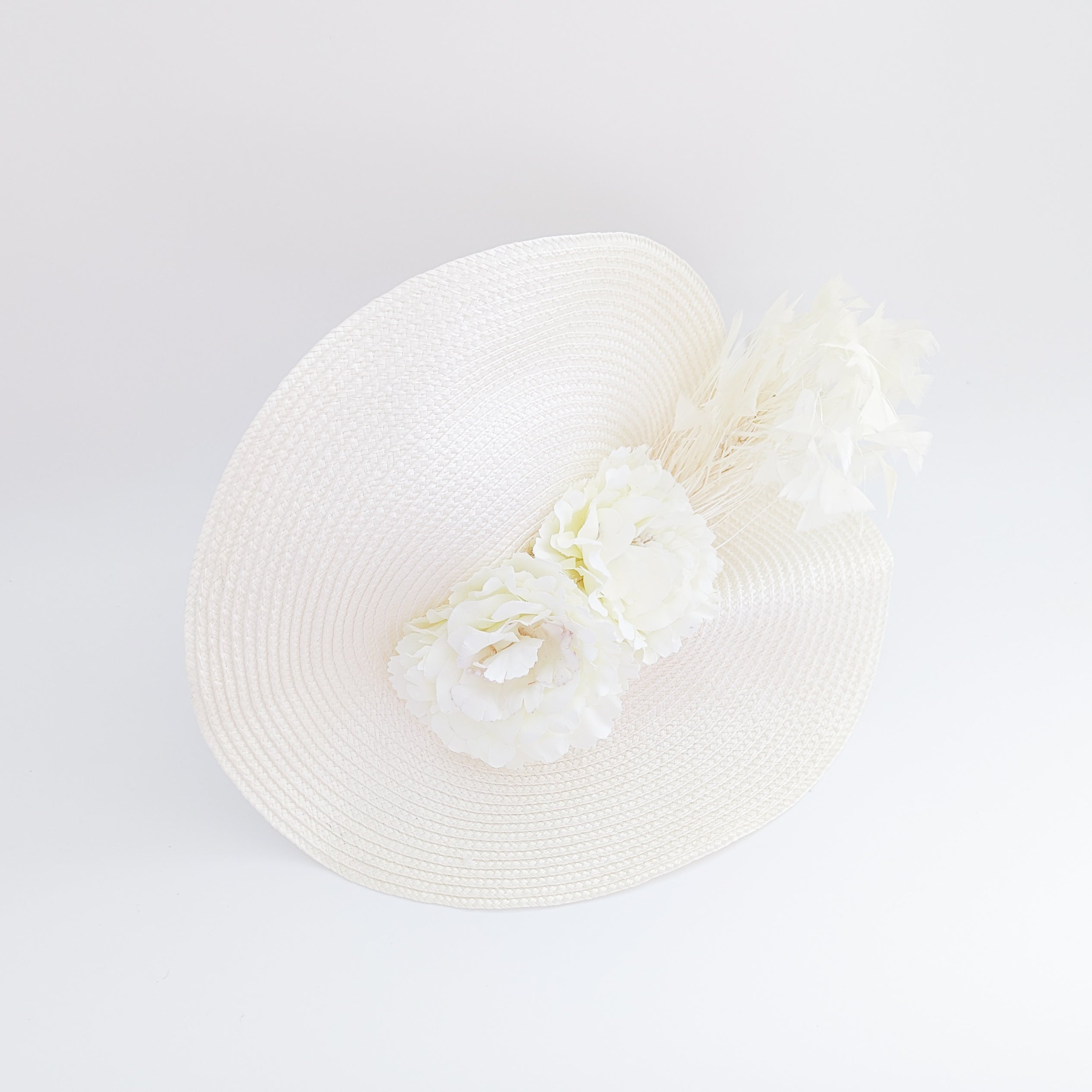 Cream large woven straw flower feather fascinator hat Cream large woven straw flower feather fascinator hat