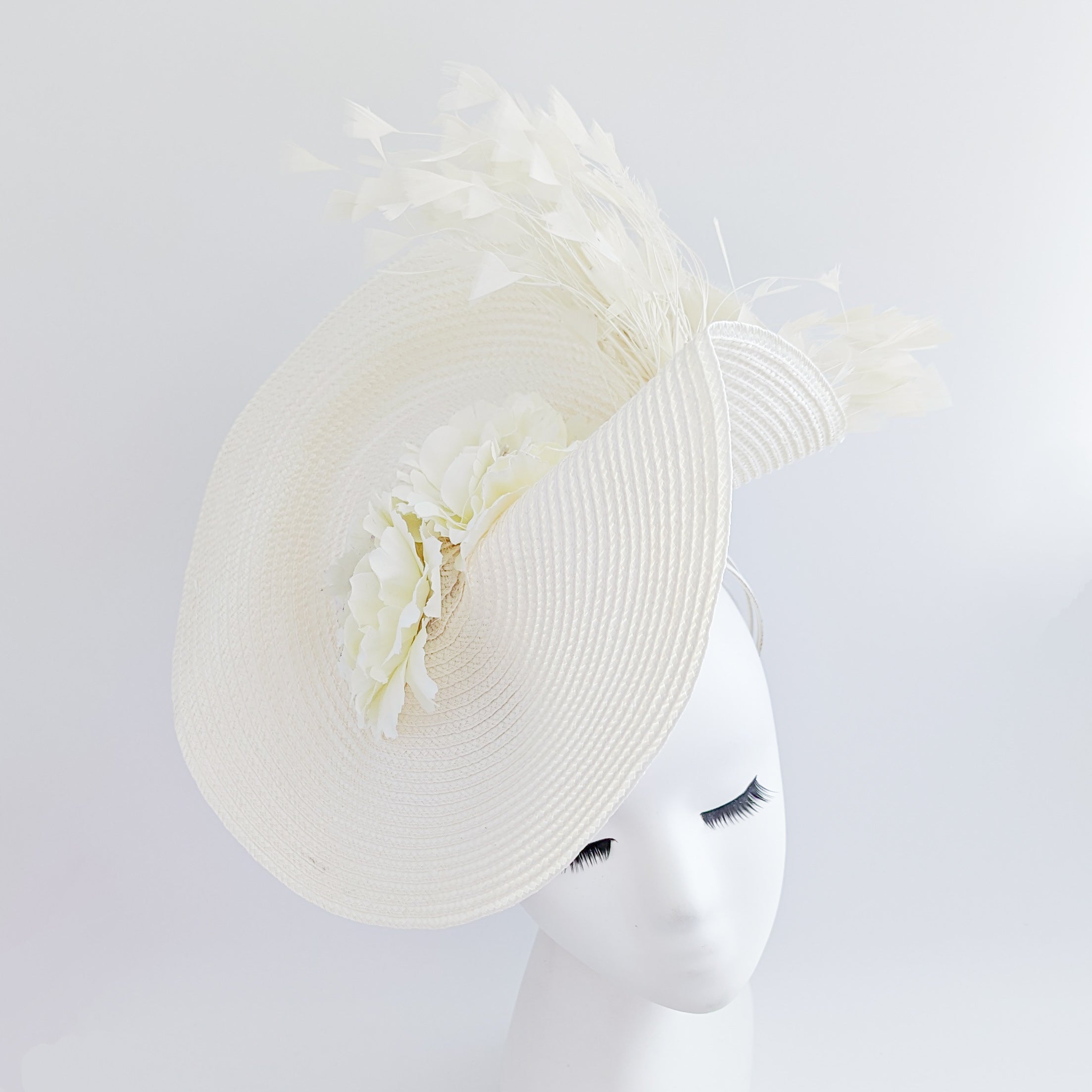 Cream large woven straw flower feather fascinator hat Cream large woven straw flower feather fascinator hat