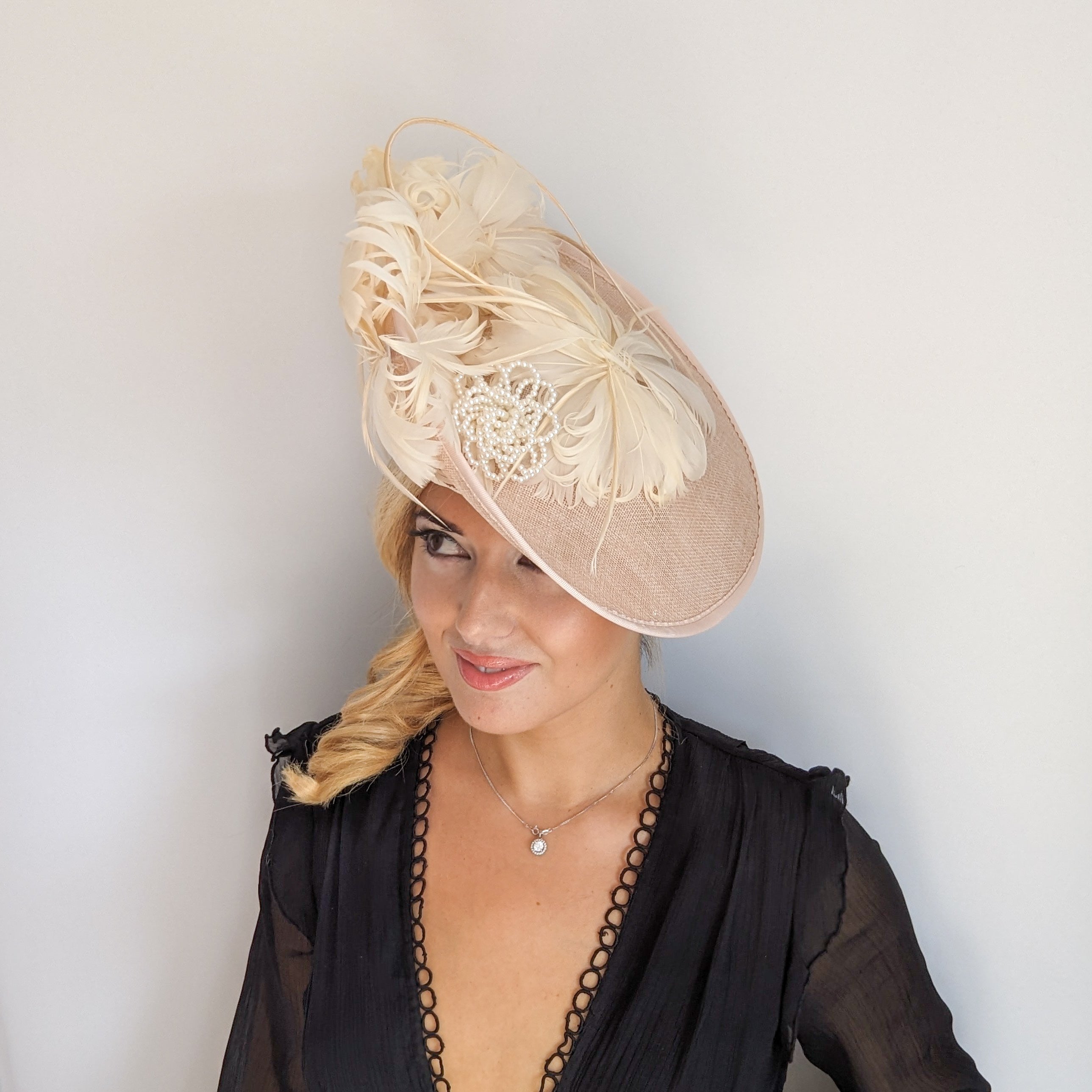Cappello fascinator a disco con piattino grande in piume di pesca beige Cappello fascinator a disco con piattino grande in piume di pesca beige