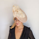 Cappello fascinator a disco con piattino grande in piume di pesca beige Cappello fascinator a disco con piattino grande in piume di pesca beige
