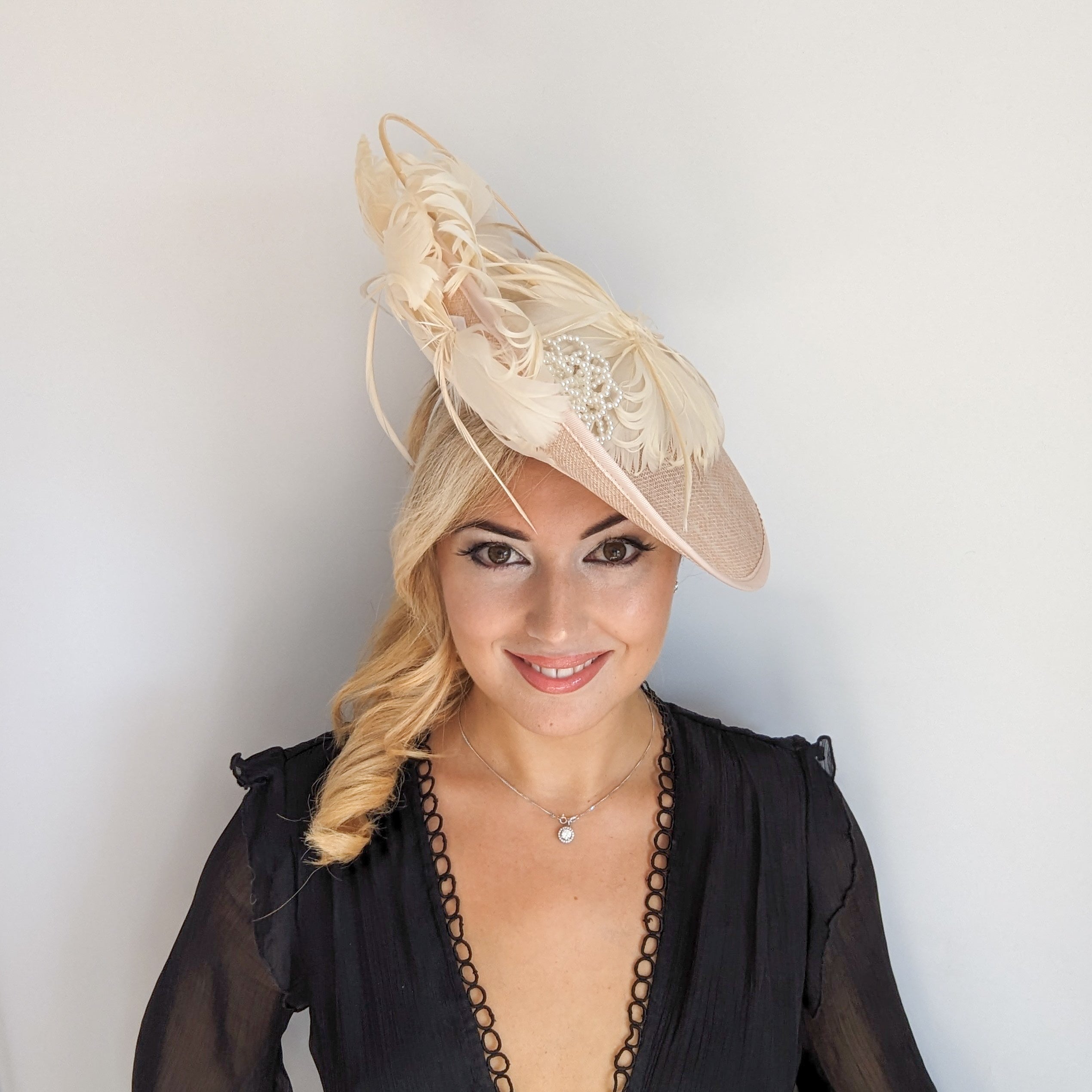 Cappello fascinator a disco con piattino grande in piume di pesca beige Cappello fascinator a disco con piattino grande in piume di pesca beige