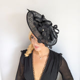 Cappello fascinator con piattino di fiori di pizzo nero grande Cappello fascinator con piattino di fiori di pizzo nero grande