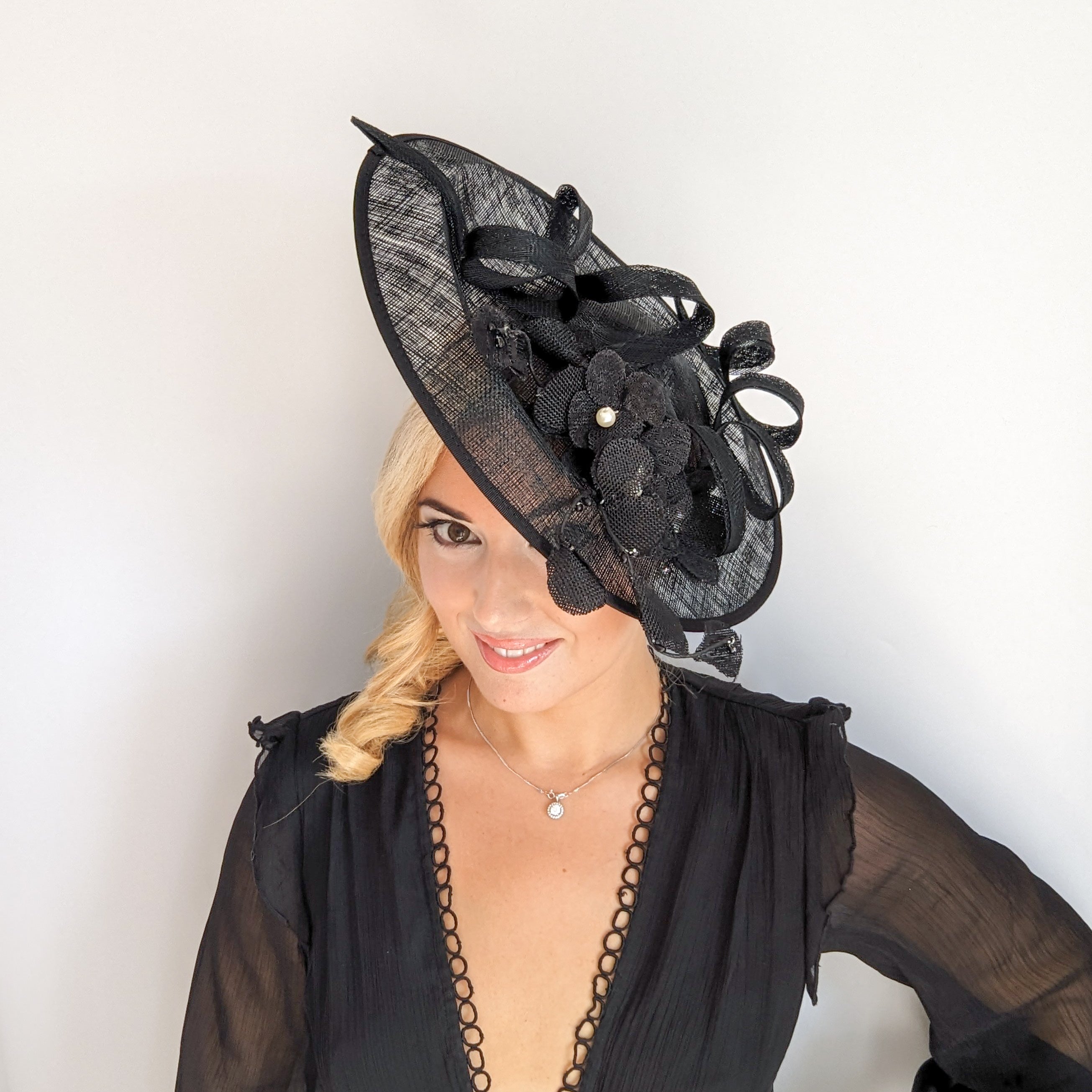 Cappello fascinator con piattino di fiori di pizzo nero grande Cappello fascinator con piattino di fiori di pizzo nero grande