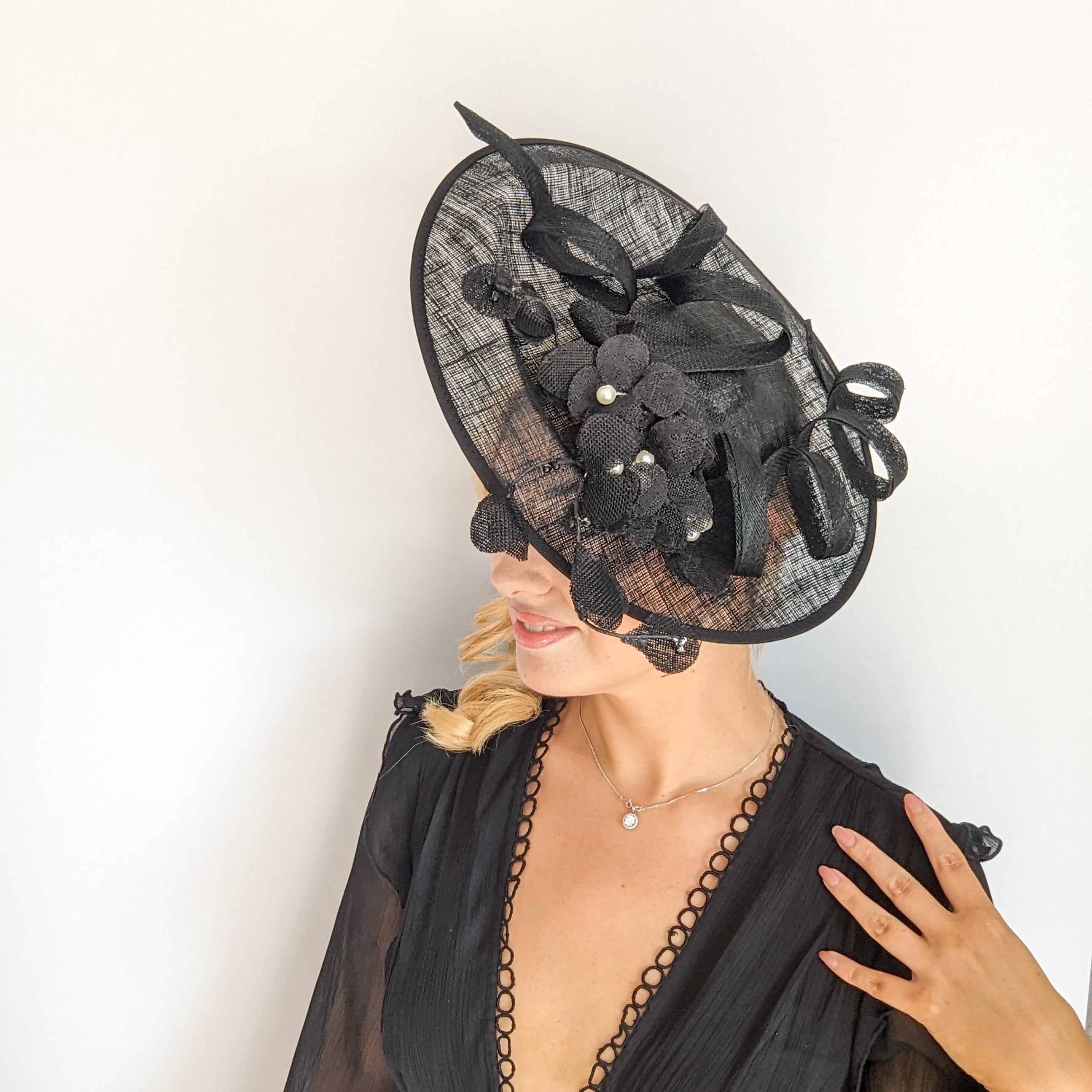 Cappello fascinator con piattino di fiori di pizzo nero grande Cappello fascinator con piattino di fiori di pizzo nero grande